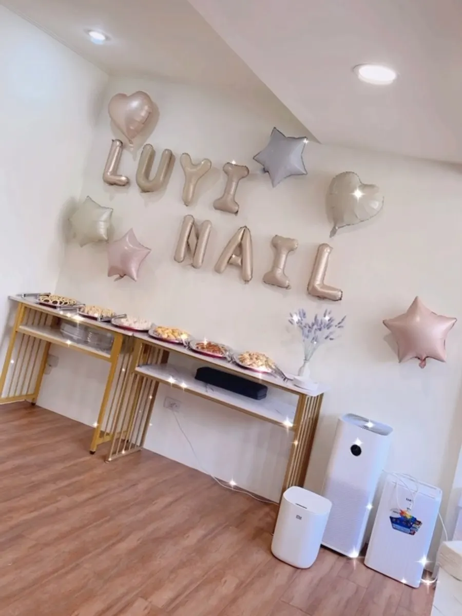 Luyi Studio 工作室：金屬質感桌與 LUYI NAIL 氣球